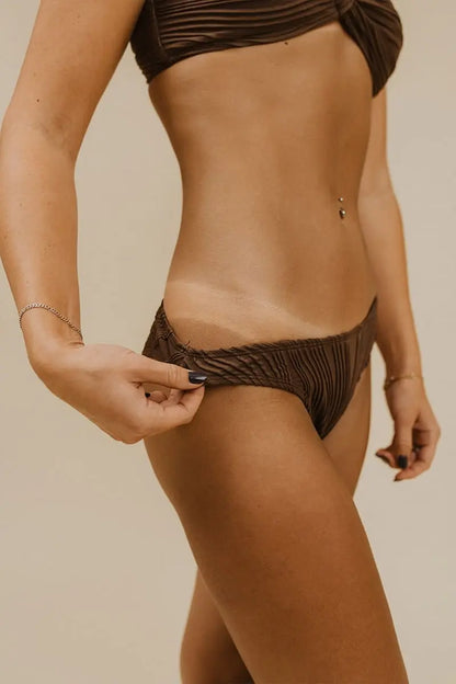 Deep bronzed spray tan achieved with Sjolie Original No.14 Dark Depth solution.