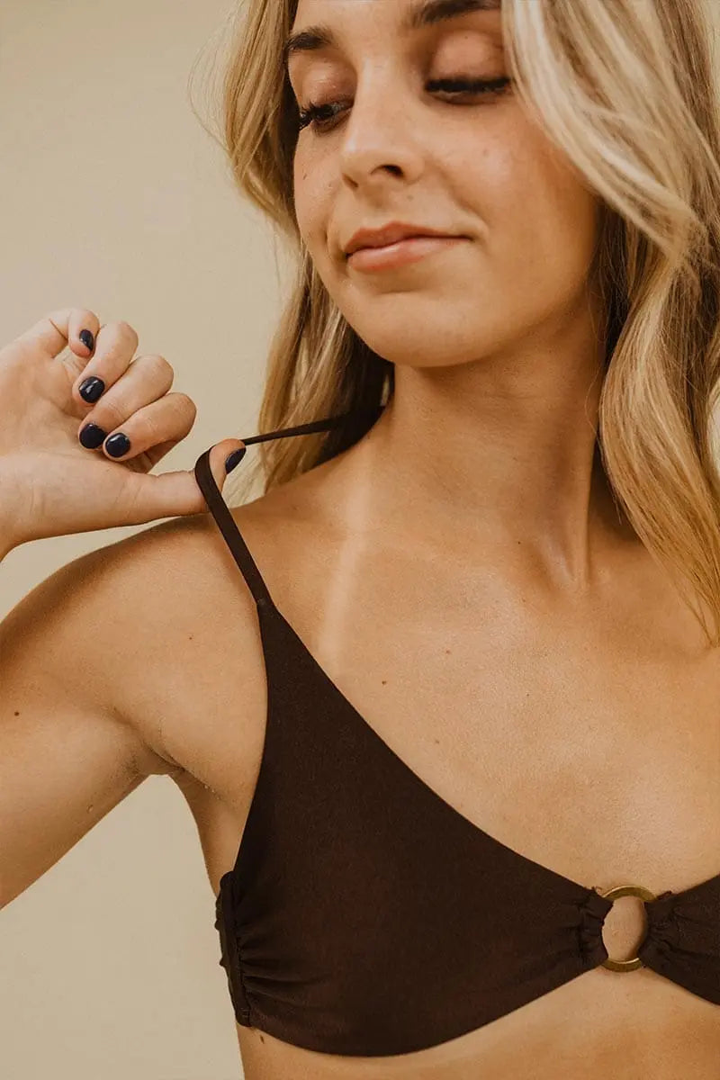 Natural medium bronze spray tan achieved with Sjolie Original No.9 Medium solution.