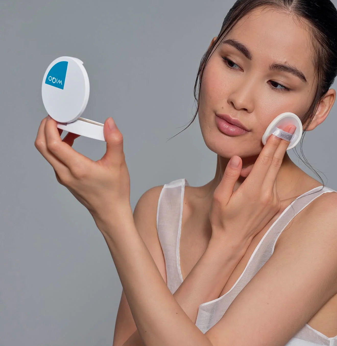 Applying WiQo | ICP Compact Cream Invisible Color Protection